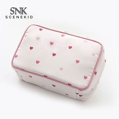 जिपर के साथ सुंदर मुद्रित गुलाबी दिल साटन कपड़े मेकअप ब्रश बैग